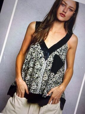 ♥️Hello Gorgeous! POL Floral V-Neck Tank with Front Pocket